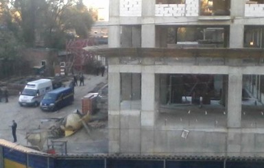 На стройке в Днепропетровске под упавшим краном погибли четыре человека