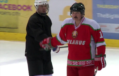 Лукашенко показал, как надо играть в хоккей
