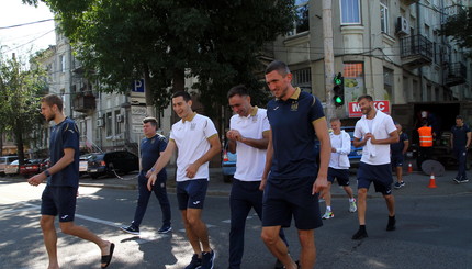 Футболисты сборной Украины прогулялись по Днепру перед матчем с Нигерией