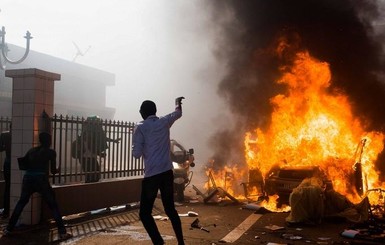 В Буркина-Фасо после поджога парламента объявили чрезвычайное положение 
