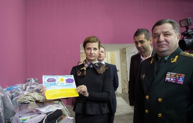 Марина Порошенко отправила гуманитарную помощь бойцам в зону АТО