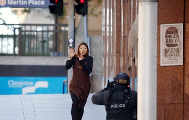В Сиднее террористы захватили кафе, в заложниках оказались около 40 человек   