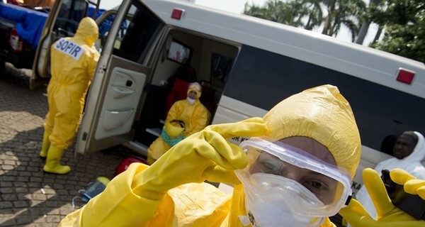 Инфицированную вирусом Эбола шотландскую медсестру перевезли в Лондон