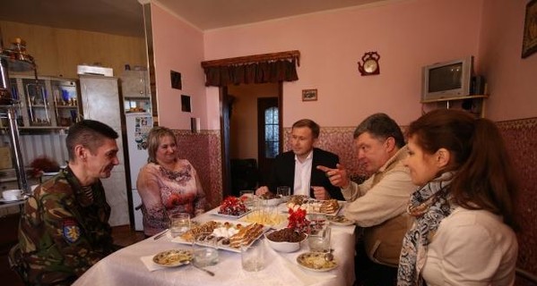 Чета Порошенко посетила раненого бойца АТО