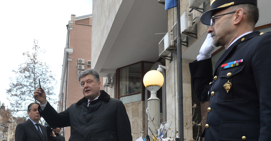 Порошенко сравнил теракт в Париже с событиями в Украине