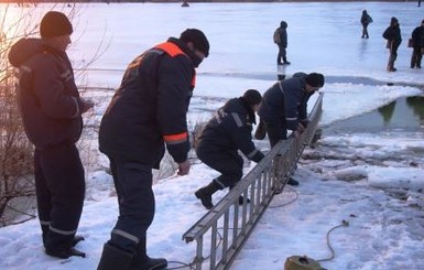 На Днепропетровщине полсотни рыбаков унесло на оторвавшейся льдине