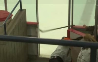 Хоккеист получил по шее собственной клюшкой