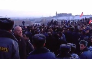 В Армении сотни людей пикетируют российскую военную базу: требуют выдать солдата-убийцу