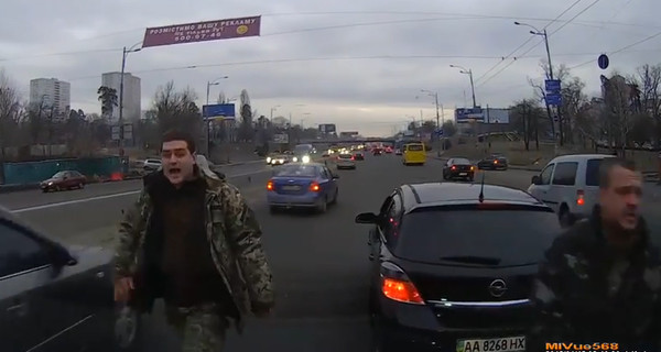 Киевский водитель заявил, что на его машину набросились бойцы Нацгвардии  