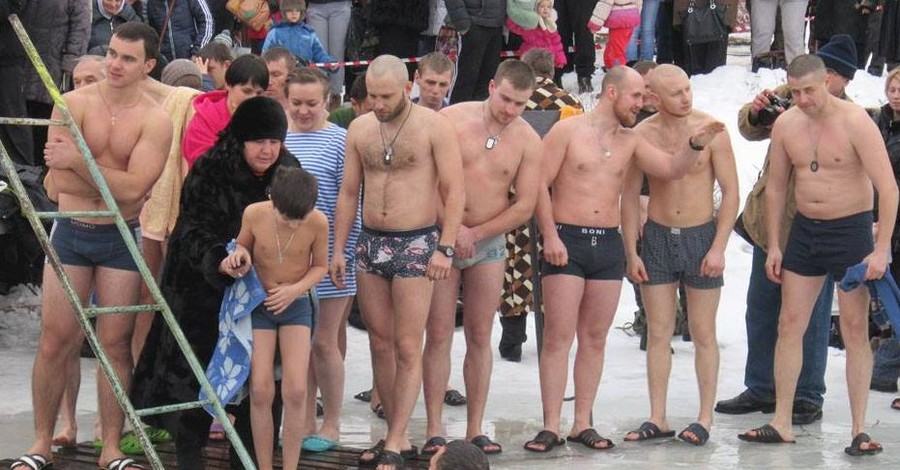 В Луганской области военные устроили крещенские купания