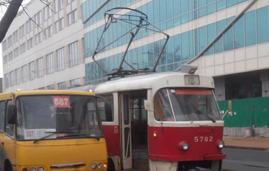 В Киеве на Подоле остановились десятки трамваев