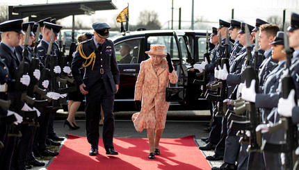 В твидовой шляпе с перьями: королева Елизавета вышла в свет впервые в 2020 году