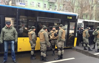 В Киеве городских депутатов охраняют неизвестные в камуфляже