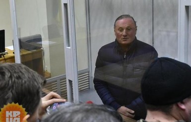 Суд на Ефремовым задерживают без объяснения причин