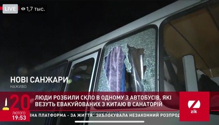 Жители Новых Санжаров закидали камнями автобусы с эвакуированными из Китая украинцами