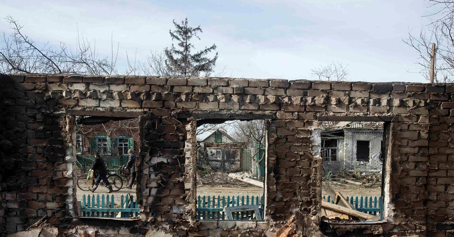 Призрачное перемирие в Донбассе : технику отводят, но люди продолжают гибнуть
