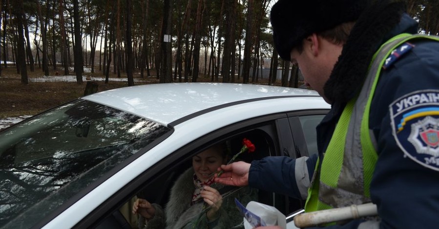 Харьковские гаишники останавливали женщин-водителей, чтобы вручить цветы