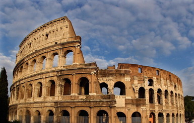 Две девушки из США на стене Колизея в Риме нацарапали свои инициалы