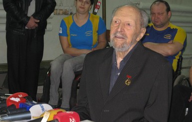 Во Львове 95-летний тренер по стрельбе из лука установил рекорд