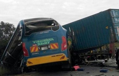 В Танзании столкнулись пассажирский автобус и грузовик: погиб 41 человек