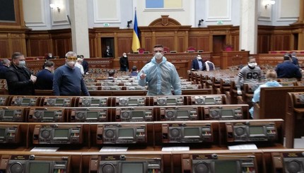 Тимошенко в черном, а Тищенко в защитном костюме: в чем депутаты пришли в Верховную Раду