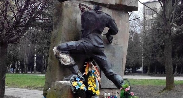 Во Львове памятнику воинам-афганцам отпилили еще и голову 
