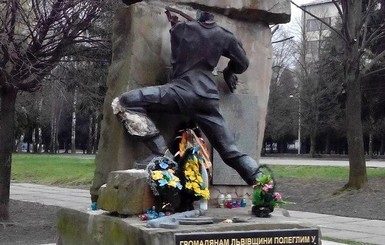 Во Львове памятнику воинам-афганцам отпилили еще и голову 