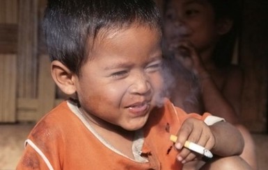 Семилетний индонезиец бросает курить: ограничился 16 сигаретами в день