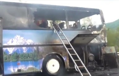 На Закарпатье на ходу загорелся автобус с туристами