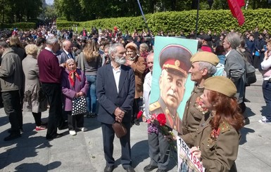 В Киеве к Вечному огню принесли портрет Сталина