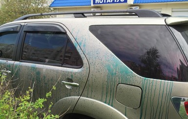 В Киеве облили зеленкой машину главы района