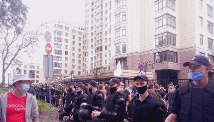 Митинг из под Офиса президента переместился под дом Зеленского