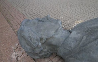 Ночью в Киеве снесли несколько советских памятников
