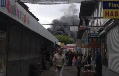 На Петровке в Киеве начался пожар