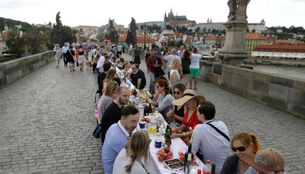 В Праге на Карловом мосту устроили застолье-прощание с коронавирусом