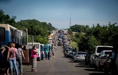В Донецке опустели склады с гуманитаркой, а на единственной открытой дороге огромные очереди