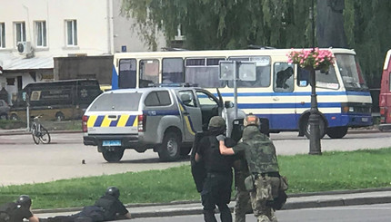 В центре Луцка захватили автобус с заложниками