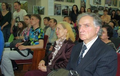 Харьковский строитель подарил музею 2000 картин