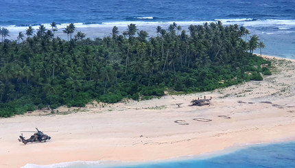 Троих моряков нашли на необитаемом острове в Тихом океане благодаря надписи SOS на песке