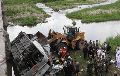 В Китае с моста упал автобус с туристами