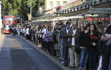 Из-за забастовки работников метро в Лондоне выстроились гигантские очереди на автобусы