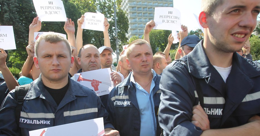 В Киеве под ВР сотрудники ГсЧС рассказали о фактах коррупции