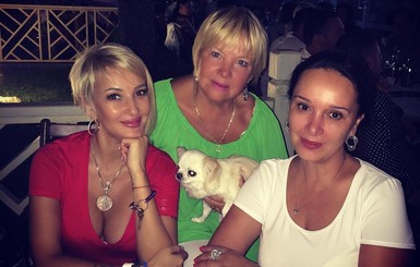 Лера Кудрявцева показала свою старшую сестру и маму