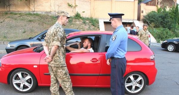 Военкомы отлавливают киевских мажоров на вечеринках