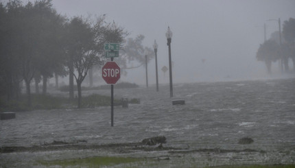 У берегов США бушует мощный ураган Салли