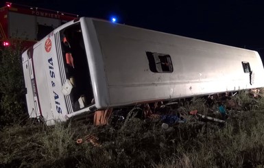 Авария в Румынии: водитель уснул, а переполненный автобус перевернулся