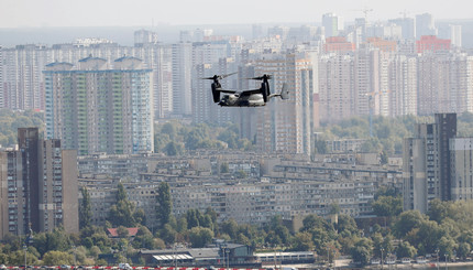 Самолет с поворотным винтом CV-22 Osprey пролетает над Киевом