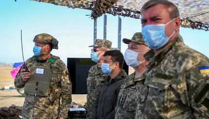  Президент Украины Владимир Зеленский наблюдает за военными учениями, проводимыми вооруженными силами страны в Николаевской обла