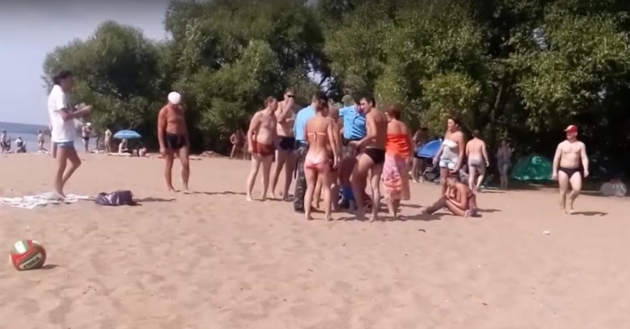 На пляже в Минске ОМОН набросился на девушку с оголенной грудью