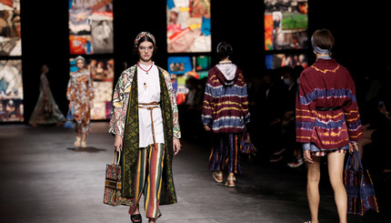 Яркие полосы и легкие платья: показ Dior открыл Неделю моды в Париже